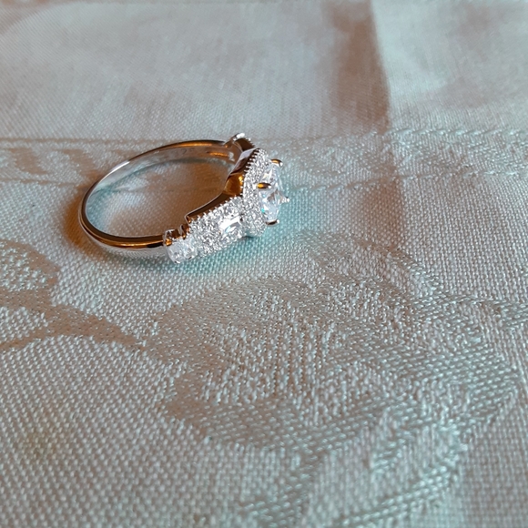 Stunning white topaz silver ring size 12. - Picture 6 of 7